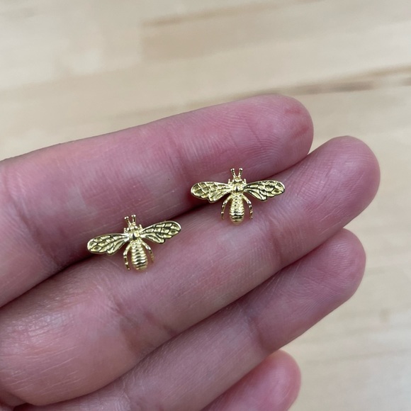 Jewelry - Bumble bee 🐝 stud earrings
